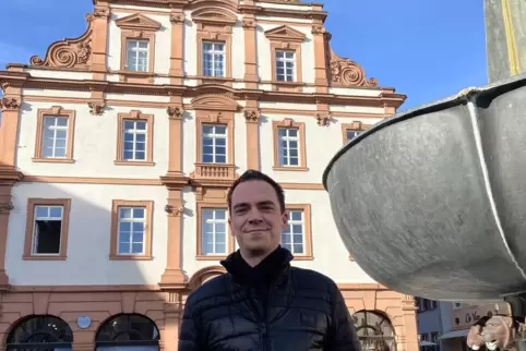 Vor seiner beruflichen Wirkungsstätte: Tobias Schmitt hat mit der Alten Münze einen repräsentativen Arbeitsplatz. 