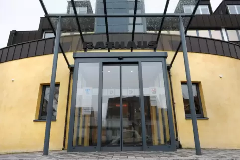 Der Eingang zum Rathaus in Dudenhofen.