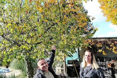  Im Garten von Klodian Carciu wachsen unter anderem Kakis, Erdbeeren, Zitronen, Oliven und Feigen. Hier zeigt er mit seiner Frau