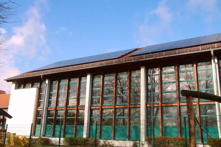 Die Photovoltaikanlage auf der Konrad-Loschky-Halle in Battweiler liefert den ersten Strom. 