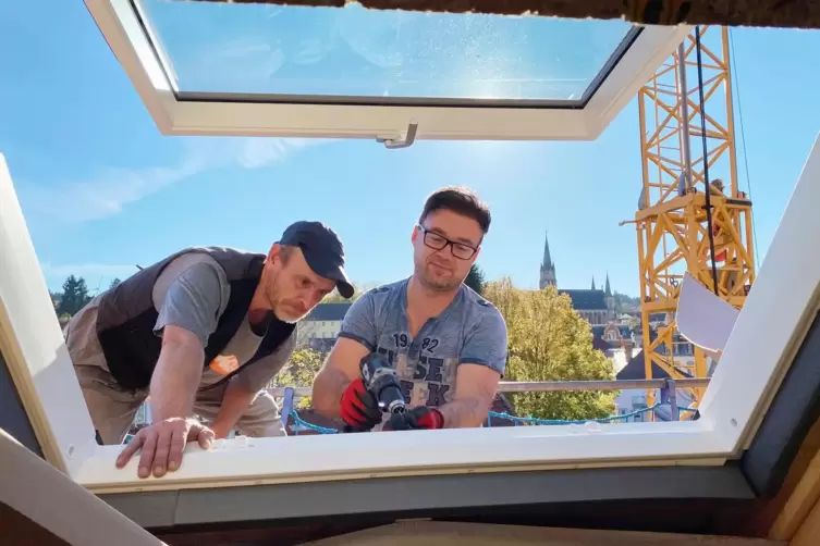Blick in die andere Richtung: Wer im Neubau aus dem Dachfenster schaut, sieht die katholische Kirche. Ilias (links) und Vitalj i