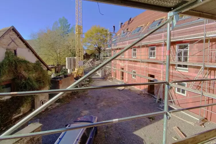 Blick vom Altbau auf den neuen Anbau. Dort ist kein Stein auf dem anderen geblieben. 