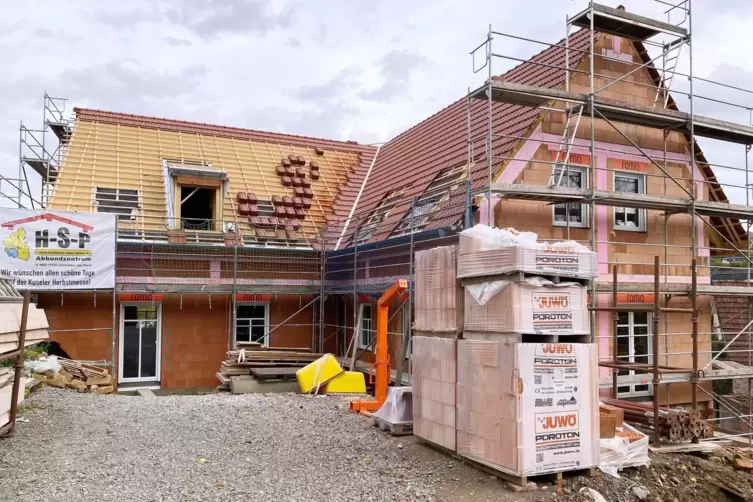 Ein paar Ziegeln fehlen noch: der neu gebaute Teil des Komplexes in Blickrichtung Kreisel. 
