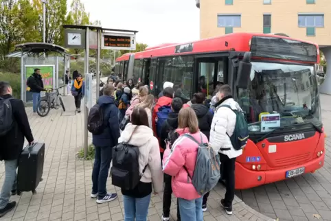 Einstieg am Busbahnhof: längst nicht immer so zahlreich wie in diesem Fall. Das überdimensionierte Busangebot ist als Mitursache
