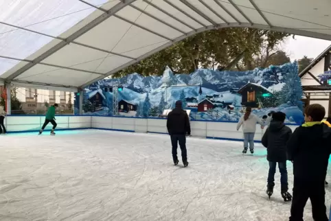 Bis zum 11. Januar bleibt die Eislaufbahn in Neustadt. 