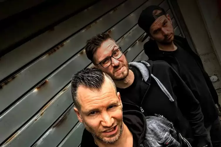 BRDigung &minus; normalerweise zu viert &minus; punken durch die Lauterer Kammgarn.