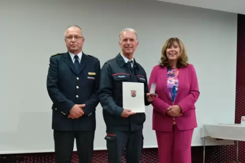 Stadtbrandmeister Stefan Bruck (links) und Oberbürgermeisterin Jutta Steinruck (parteilos) dankten Peter Franke für 45 Jahre bei
