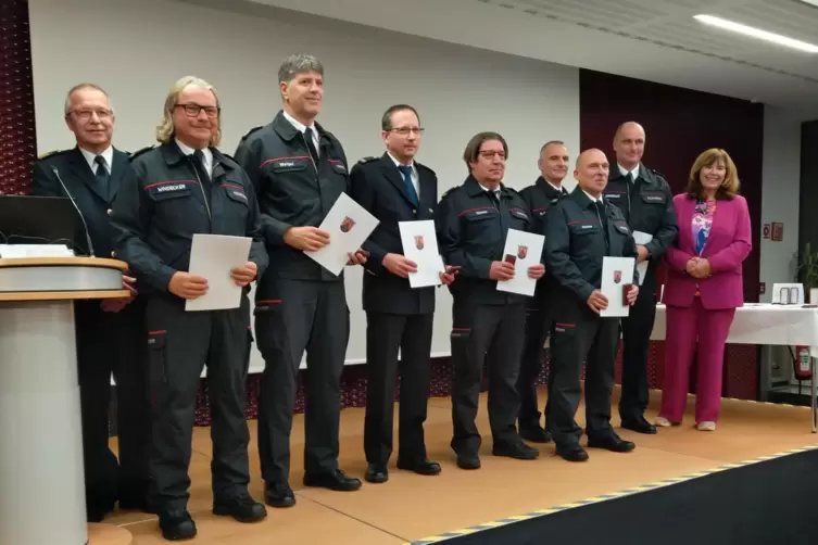 Stadtbrandmeister Stefan Bruck (links) und Jutta Steinruck (rechts) gratulierten den Jubilaren zu 35 Jahren bei der Berufsfeuerw