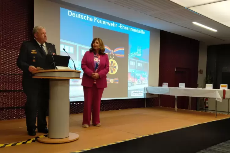 Das Pr&auml;sidiumsmitglied des Landesfeuerwehrverbandes, Hans-Georg Balthasar, &uuml;berreichte an Jutta Steinruck die h&ouml;chste Feuerwehra