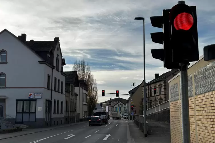 Die neue Fu&szlig;g&auml;nger-Druckampel in der Hofenfelsstra&szlig;e ist mit einem Haltesignal f&uuml;r die Autos verbunden &ndash; mit rotem (Bild) und ge