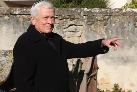 Auch auf dem ehemaligen jüdischen Friedhof kennt Pierre Amblard sich sehr gut aus.