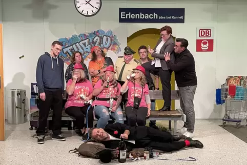 Die Mitglieder der Laienspielgruppe des Sportvereins Erlenbach in einer Foto-Pause bei den Proben zu „Es fährt kein Zug nach Irg