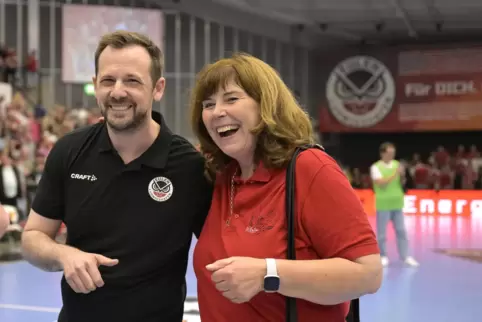 m Juni erleichert: Domenico Marinese und OB Jutta Steinruck. Die Eulen bleiben Zweitligist.