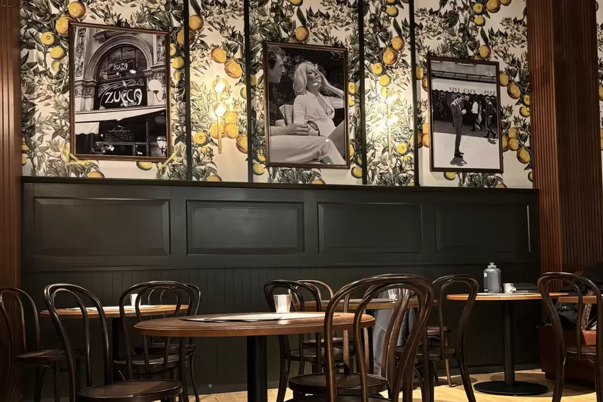 Italienisches Ambiente: mit Bildern gestaltete Wand.