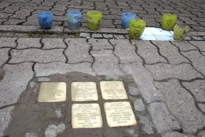 Im Jahr 2012 wurden in Kandel fünf Stolpersteine verlegt, die an das Schicksal der Familie Haas erinnern.