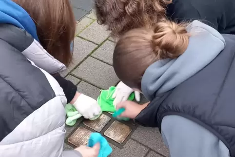 Die Schüler der IGS kümmern sich seit Jahren um die Kandeler Stolpersteine. 