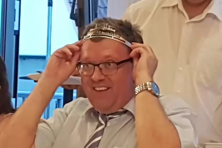 Das ist die Kr&ouml;nung: Clemens K&ouml;rner testet beim Spargelessen 2018 die Krone von Weinprinzessin Lilli Joachim.