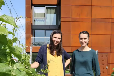 Karoline (links) und Dorothee Gaul vom Weingut Gaul in Sausenheim vor dem Stahl-Kubus-Neubau mit Vinothek.