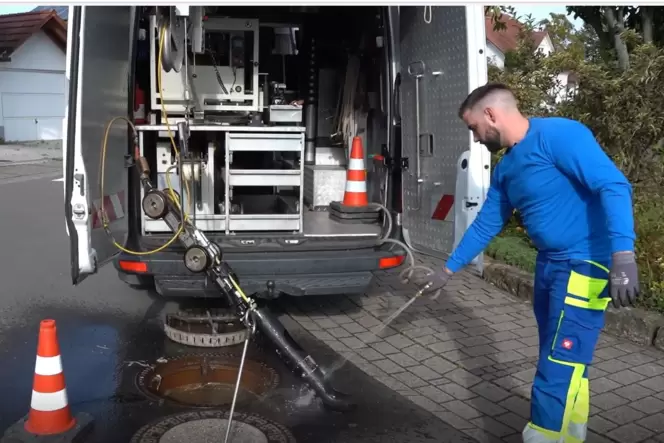 Mit der Kamera kontrolliert Kanalinspekteur Alexander Kuntz die Abwasserkanäle.