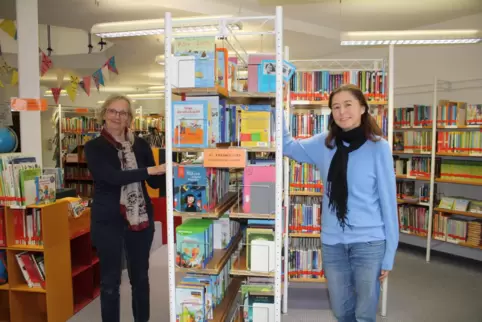 Rosalia Coco (rechts) leitet seit April die Gemeindebücherei Dannstadt. Die Liebe zum Buch begleitet die 49-jährige Juristin sch