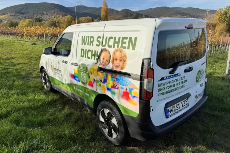 Auch das Postauto der st&auml;dtischen Kanzlei dient als Werbefl&auml;che. 