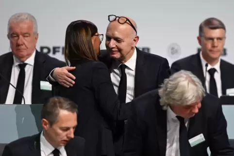 Wiedergewählt: Sowohl Präsident Bernd Neuendorf (Mitte) und Vizepräsident Silke Sinning wurden in ihren Ämtern bestätigt. 