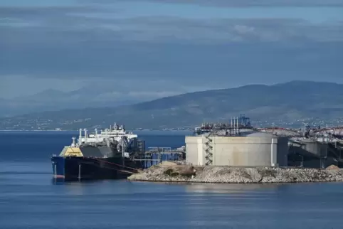 Ein mit Flüssiggas beladener Tanker aus den USA am LNG-Terminal auf der griechischen Insel Revythousa. 