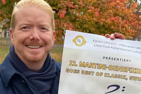 Tobias Wiebelt mit einem Plakat für das elfte Martini-Benefizkonzert am Sonntag.
