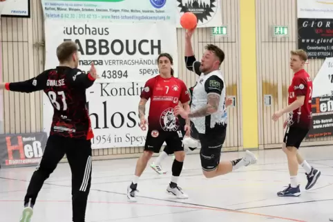  Der Speyerer Johannes Fischer beim Torwurf im Derby gegen die TG Waldsee im Februar. 