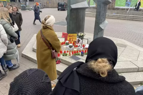Die Menschen gedenken Dilan, die in der Nacht von Sonntag auf Montag durch Messerstiche starb. 