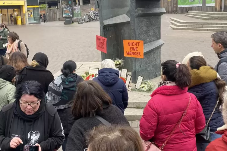 Rund 100 Personen sind gekommen, darunter viele Angeh&ouml;rige der Familie.