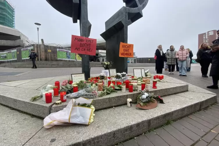 Viele Menschen haben Blumen oder Kerzen mitgebracht. 
