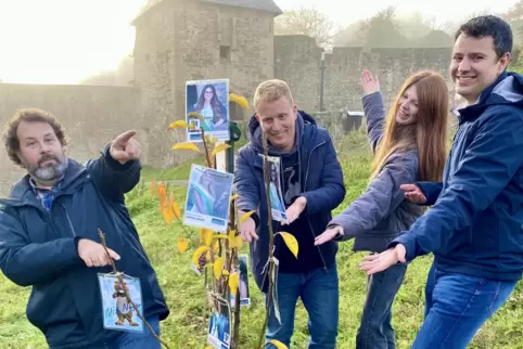 Für Weihnachten geübt: Die Lokalredaktion Kusel hat den Kuseline-Baum bei Burg Lichtenberg geschmückt.