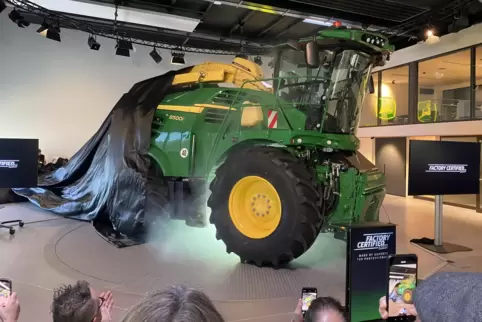 Bei John Deere wird der erste im Zweibrücker Werk aufgearbeitete Gebraucht-Feldhäcklsler enthüllt. 