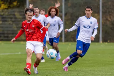 Attacke: Arjon Llugaxhiu (links) beim 3:0 für die U17 des 1. FC Kaiserslautern gegen Darmstadt 98.
