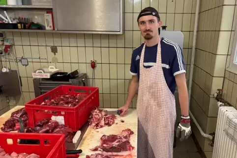 Er hat eine Vorliebe für Fleischkäse: Noah Hock absolviert in der Maßweilerer Metzgerei Schwab gerade sein drittes Lehrjahr. Im 