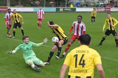 Beim 1:1 gegen Idar-Oberstein war Conrad Weigel nah dran, ein Tor zu erzielen, aber Torhüter Michel Schmitt blockte den Ball ab.