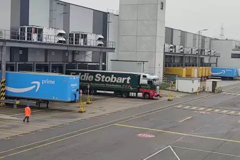 Lkw-Container am Amazon-Standort in Frankenthal.