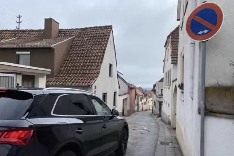 Da es in der Freiheitstraße sehr eng ist, soll der Begegnungsverkehr großer Fahrzeuge vermieden werden.