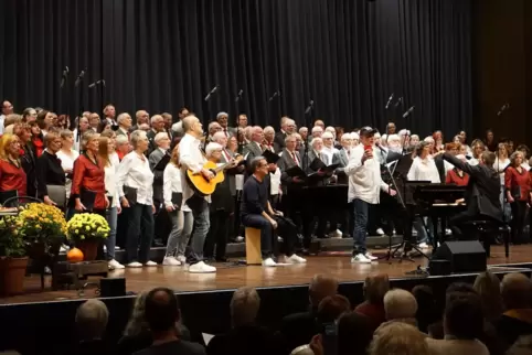 Bis zu 180 Personen waren beim Finale auf der Bühne.