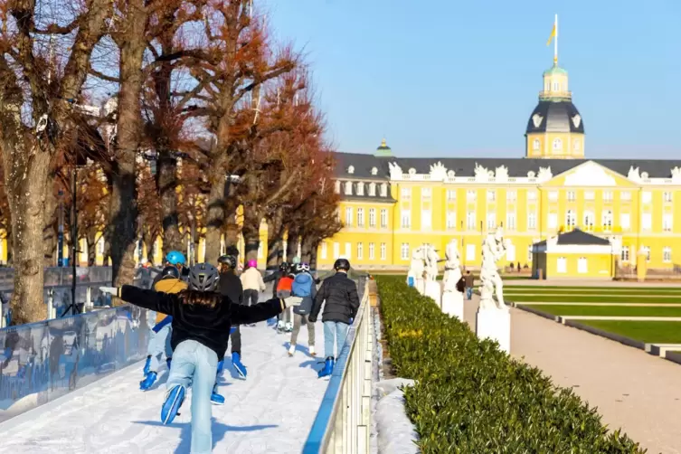 Eislaufen mit Blick auf das Karlsruher Schloss: die &bdquo;Winterzeit&ldquo; der Stadtwerke macht es m&ouml;glich. 