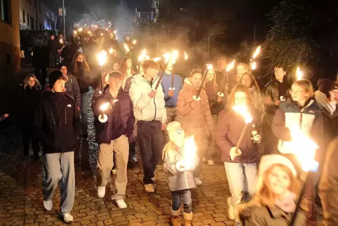 Der Kerweumzug mit Fackeln ist der Höhepunkt der Kerwe in Walshausen. 
