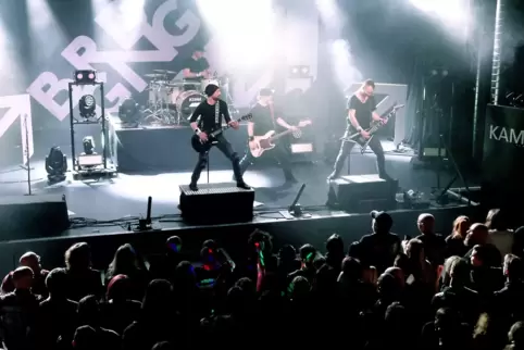 In goldenen Ketten zwischen Engeln und Teufeln: BRDigung rocken die Kammgarn.