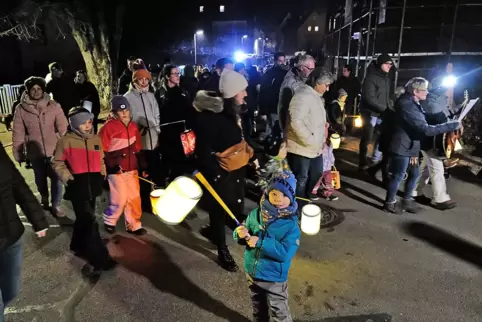 Rund 100 Besucher waren beim Martinsumzug mit dabei. 