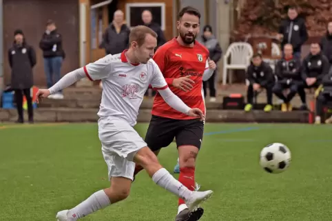 Gefühlvoll zieht Marcel Kaltenbach (links) ab und erzielt das 1:0 für Seebach gegen Berghausen. 