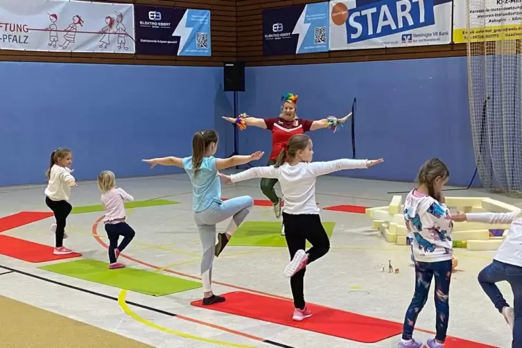 Mit Gymnastik bereitet Übungsleiterin Monique Zabel als Papagei Coco die Kinder auf die turnerische Weltreise vor. 