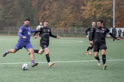  Der Rülzheimer Alessio Asciutto (am Ball) hat einige Beine vor sich. Die Luger Yannick Roth (Mitte) und Sebastian Baron begleit