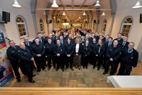 In der Festhalle in Dudenhofen: ernannte, beförderte und ausgezeichnete Mitglieder der Feuerwehr sowie Führungskräfte und Bürger