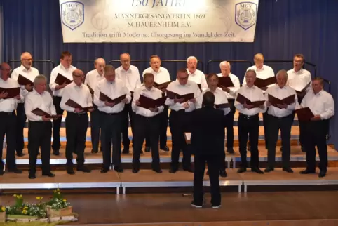 Das Foto zeigt den Männergesangverein 1869 Schauernheim beim 150-jährigen Jubiläum, 2019 aufgenommen. Der Verein hat sich mittle