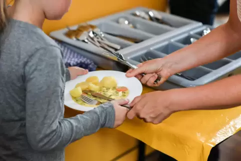 Zukünftig sollen Eltern ihre Kinder per App für ein Mittagessen an einer VG-Grundschule anmelden können. 